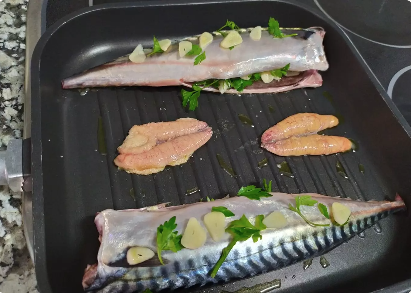 Espárragos trigueros acompañados de caballa con ajo y perejil y 2 kiwis por persona.